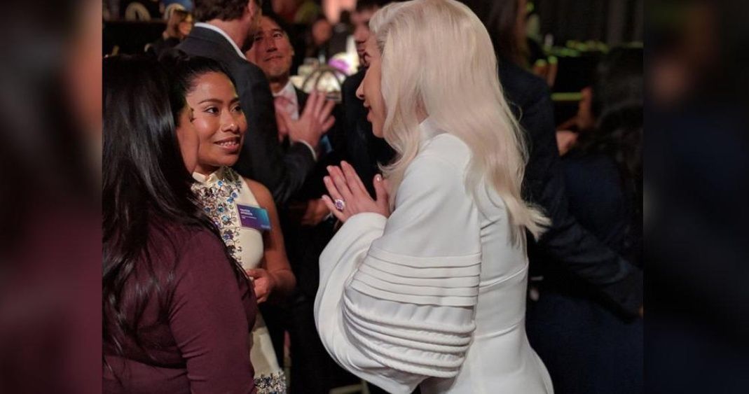 Yalitza Aparicio y Lady Gaga conversan en el lunch del Oscar.