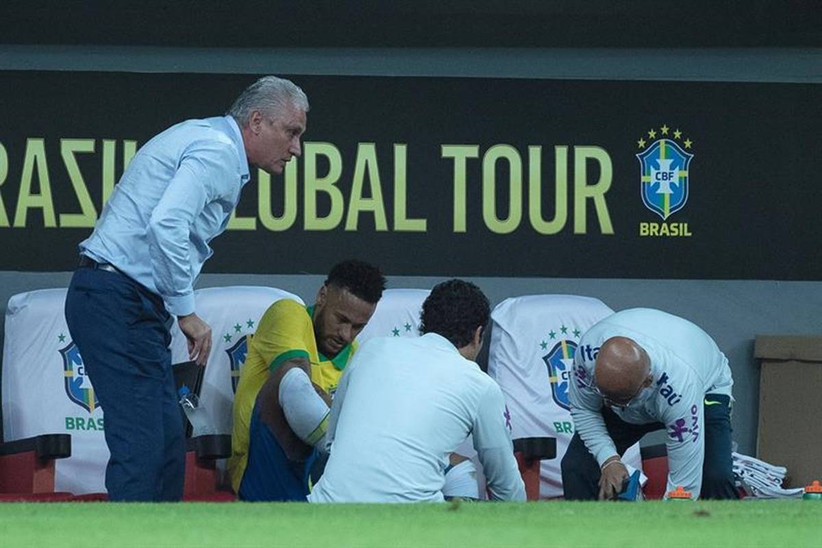 Neymar se lesiona y estará fuera cuatro semanas. Foto: EFE