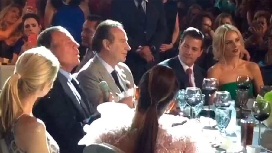 El abogado Juan Collado, el ex presidente Enrique Peña Nieto, su novia Tania Ruiz, y el cantante Julio Iglesias, en la boda de Mar Collado.