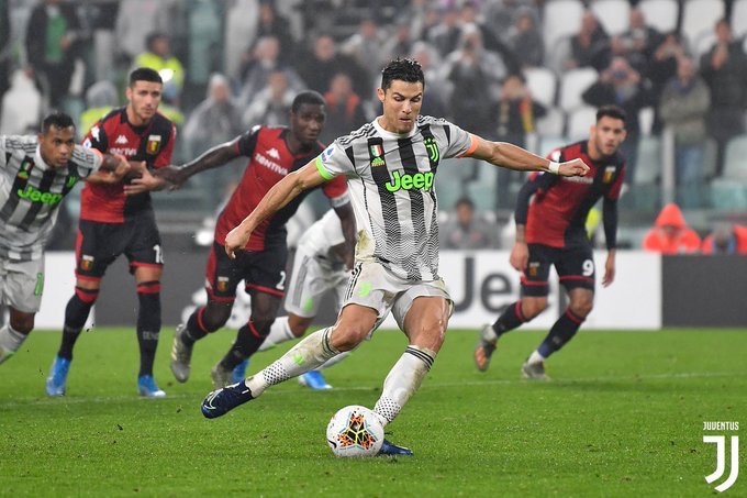 Juventus le pegó a Genoa. Foto: Twitter