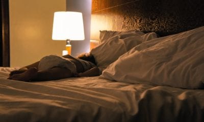 El dormir con luz afecta a la salud. Foto: Pixabay