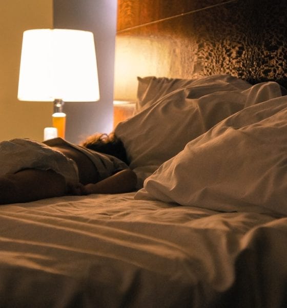 El dormir con luz afecta a la salud. Foto: Pixabay