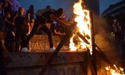 Feministas destrozan monumentos e iglesias de la CDMX
