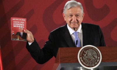 AMLO presenta el libro "Hacía una economía Moral"