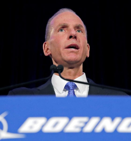 En medio de crisis, Boeing cesa al CEO Dennis Muilenburg