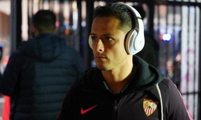 Chicharito baja del Sevilla. Foto: Twitter