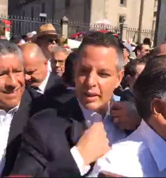 Entre empujones ingresan invitados de López Obrador