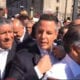 Entre empujones ingresan invitados de López Obrador