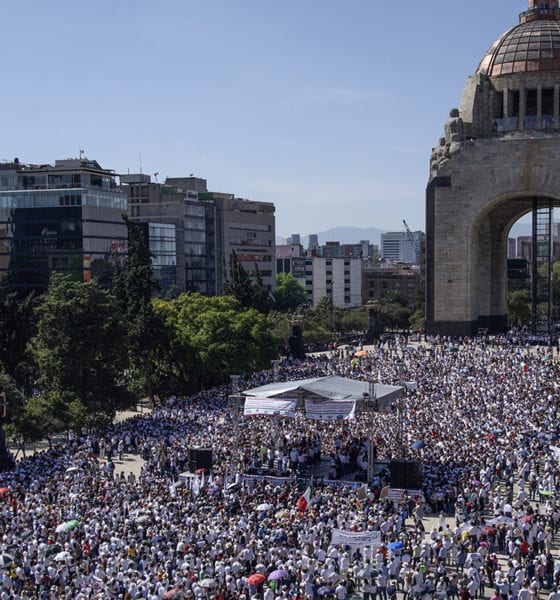 “México sí, AMLO no”, gritan miles en el Monumento a la Revolución