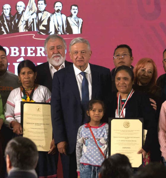 Obtilia recibe el premio en Palacio Nacional (Cuartoscuro)