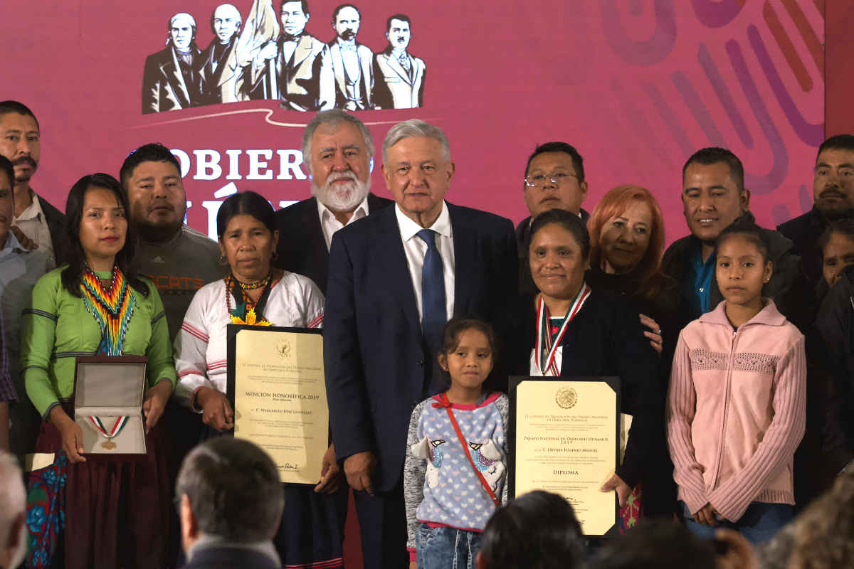 Obtilia recibe el premio en Palacio Nacional (Cuartoscuro)