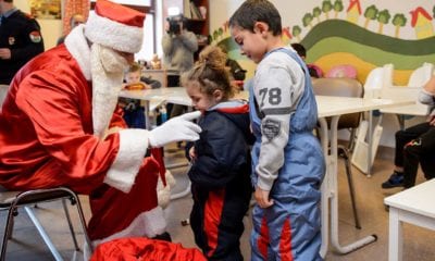 Santa Claus taxista recolecta juguetes para niños pobres en México