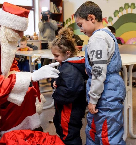 Santa Claus taxista recolecta juguetes para niños pobres en México