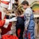 Santa Claus taxista recolecta juguetes para niños pobres en México