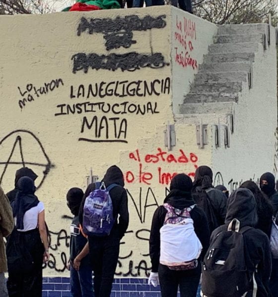 Encapuchados protestan en Rectoría por muerte de alumno