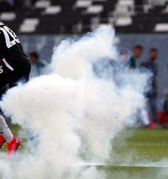 Lanzan petardo que causa heridas en jugador del Colo Colo. foto @AleNewsCL