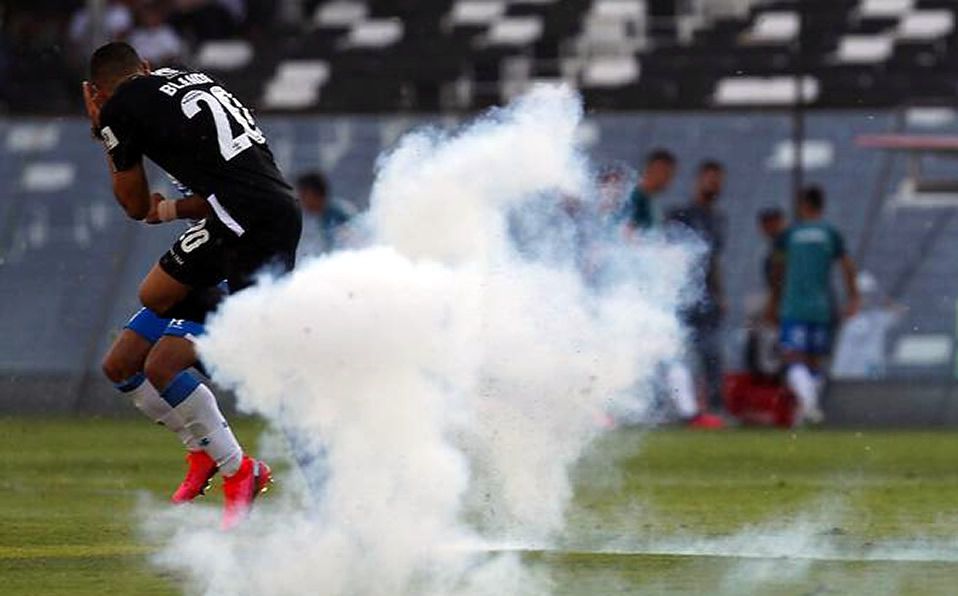 Lanzan petardo que causa heridas en jugador del Colo Colo. foto @AleNewsCL