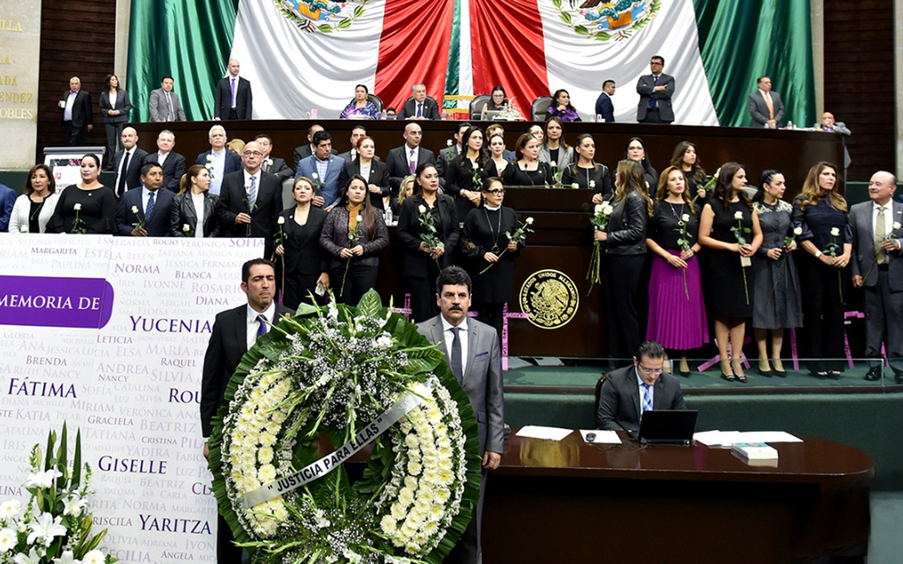 López Obrador exhibe a diputados panistas