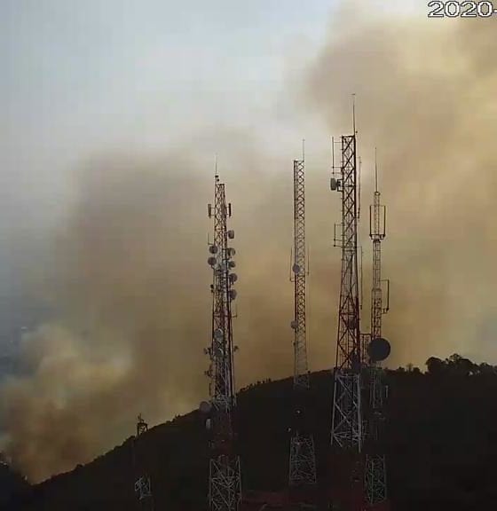 Trabajan combatientes para controlar el fuego en el parque estatal Sierra de Guadalupe