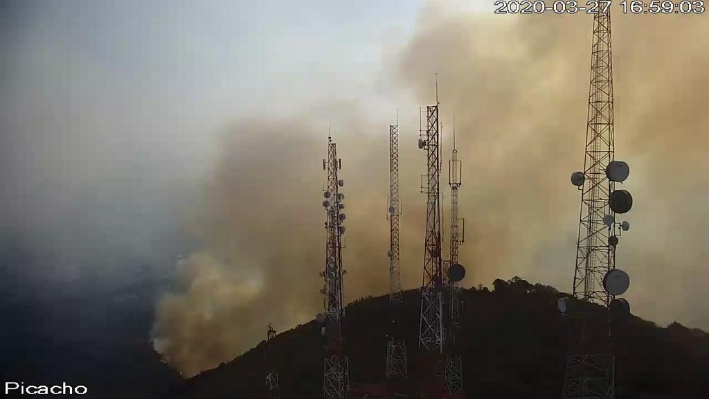 Trabajan combatientes para controlar el fuego en el parque estatal Sierra de Guadalupe