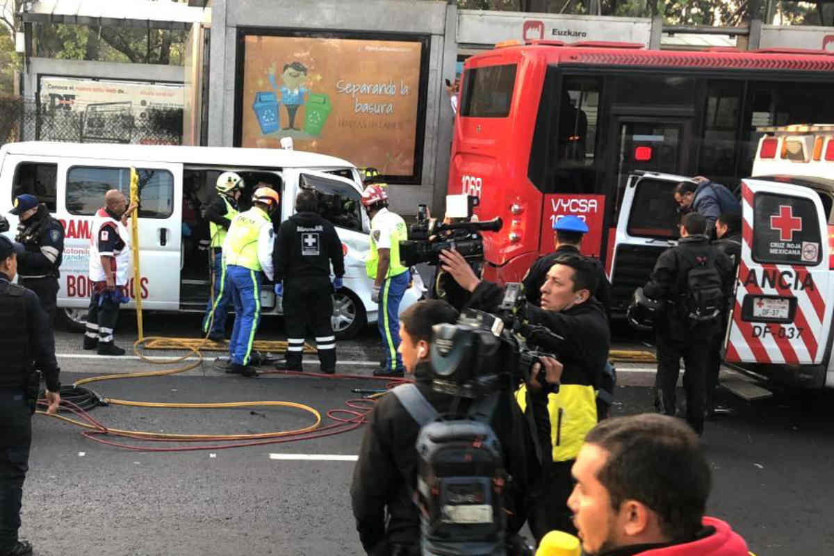 Ambulanta se estampa contra el Metrobús (Israel Lorenzana/Siete24)