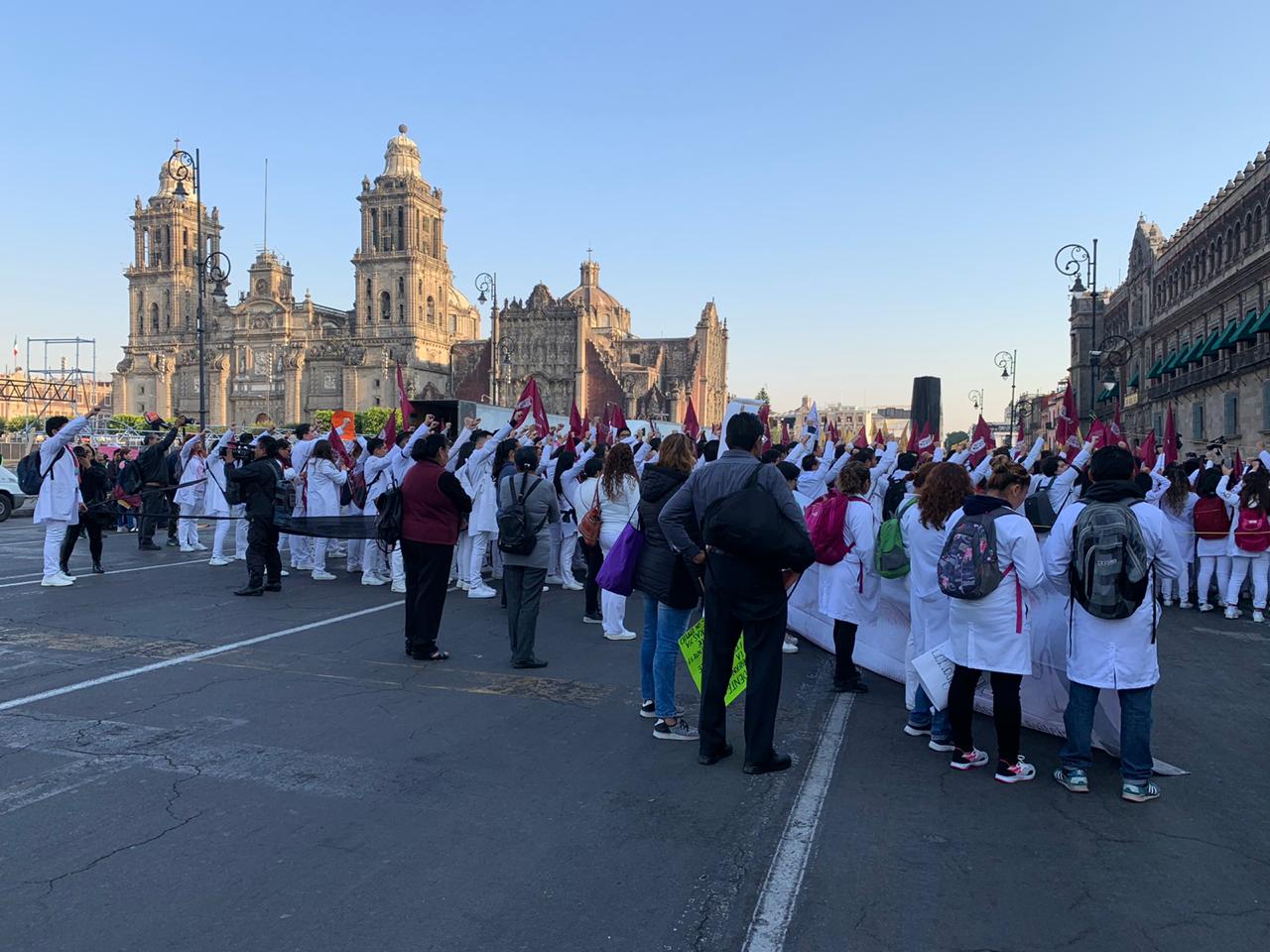 Estudiantes de medicina exigen justicia a López Obrador