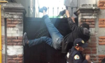 Ladrón se atora en puerta tras robar una plancha