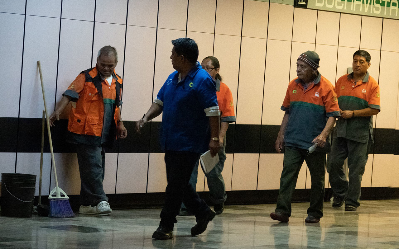 Metro de la CDMX manda a su casa a trabajadores de limpieza