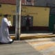 Así recorrió un sacerdote calles de la CDMX con el Santísimo Sacramento