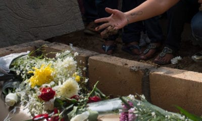 Familias entierran a desconocidos por error de SEMEFO