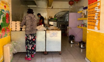 Capitalinos regalan comida china a sus vecinos