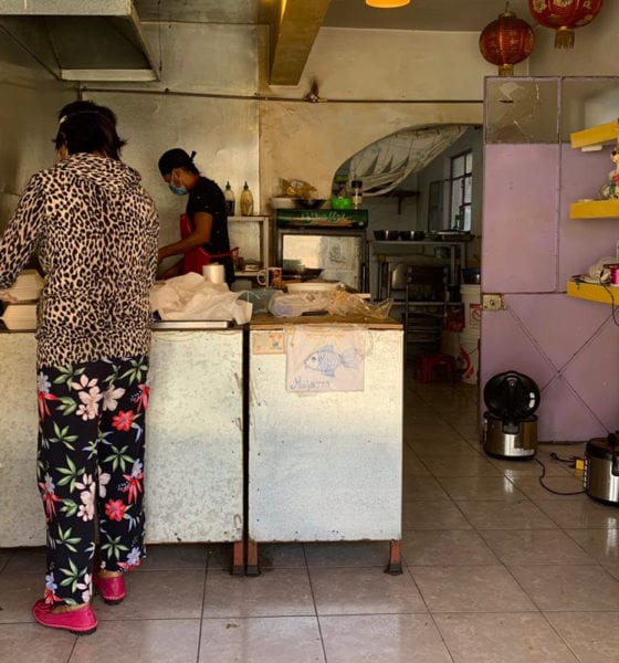 Capitalinos regalan comida china a sus vecinos
