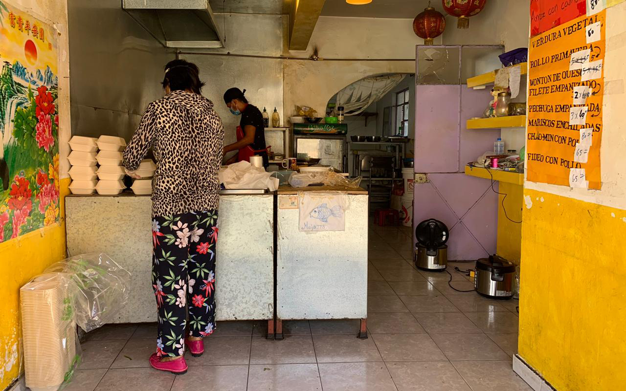 Capitalinos regalan comida china a sus vecinos
