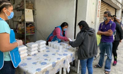 Regalan comida a familiares de pacientes hospitalizados