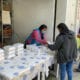 Regalan comida a familiares de pacientes hospitalizados