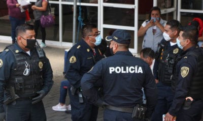 Regalan 25 mil cubrebocas a policías de la CDMX