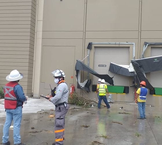 Trabajan en limpia después de tornado. Foto: Protección Civil de Nuevo León