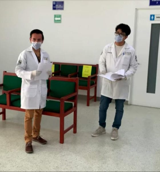Elaboran estudiantes de la UNAM gel antiséptico y lo regalan a la Cruz Roja