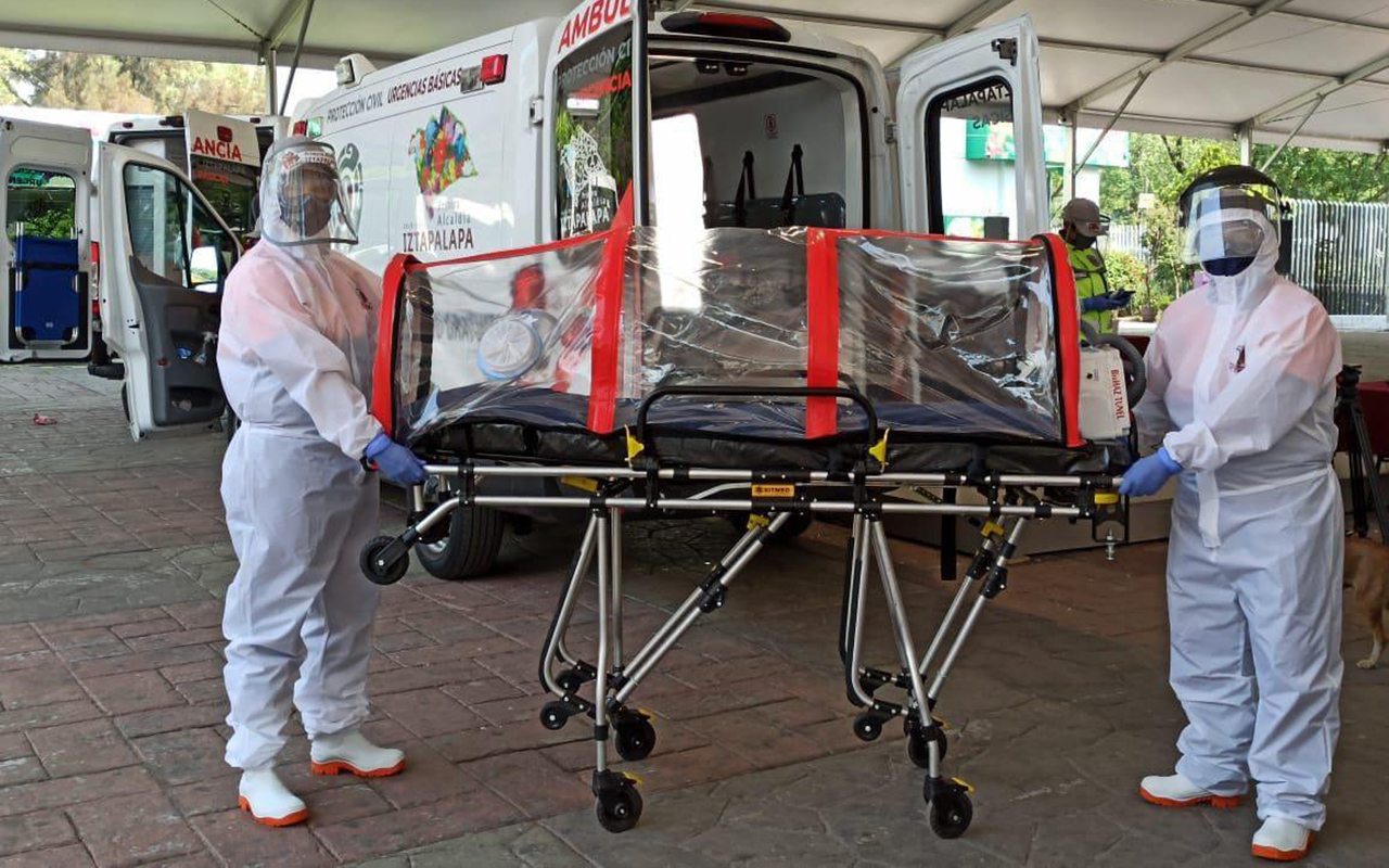 Equipan en Iztapalapa ambulancias con cápsulas aislantes para traslado de enfermos por Covid