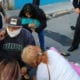 Mujer da a luz en calles de Neza; policías la auxilian