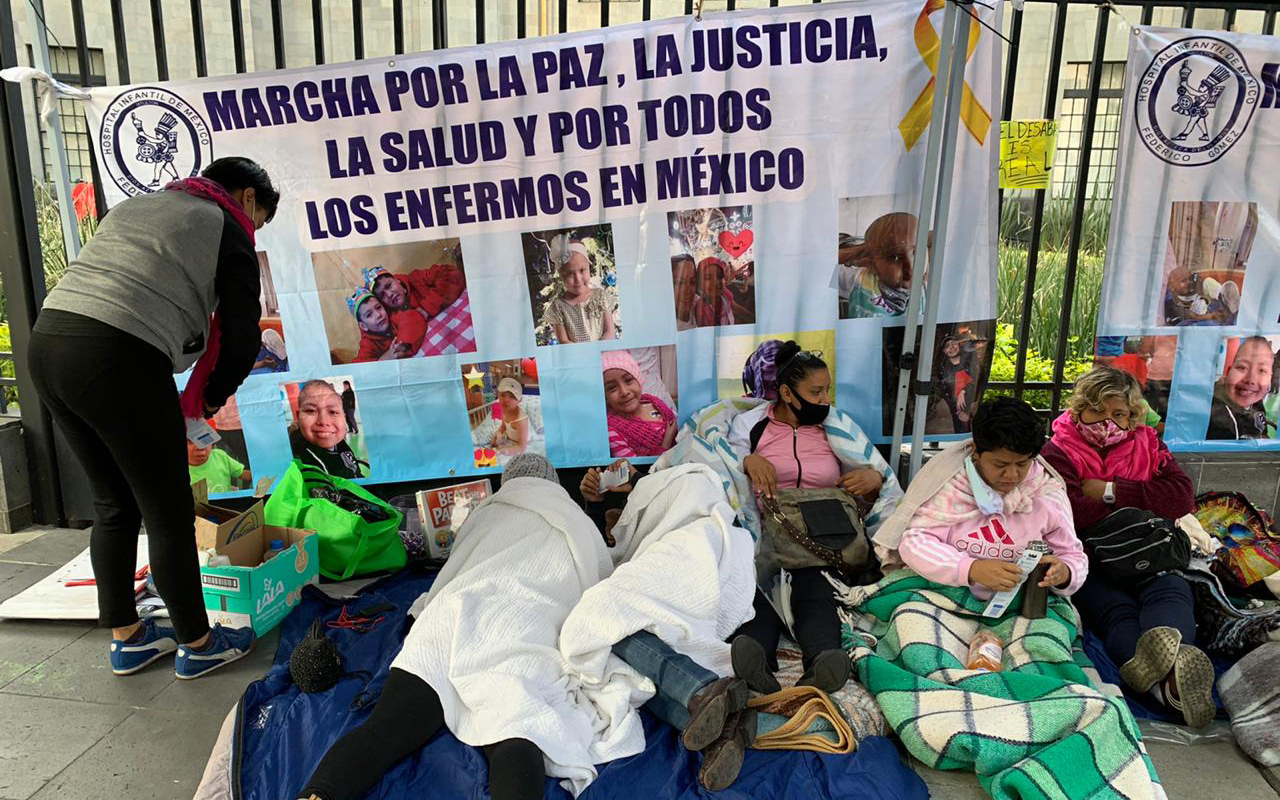 Padres de niños con cáncer terminan huelga de hambre