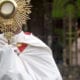 Muerte sospechosa de sacerdote alerta de un brote comunitario de Covid-19