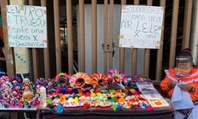 Artesanos otomíes cambian muñecas Lele por despensas de comida