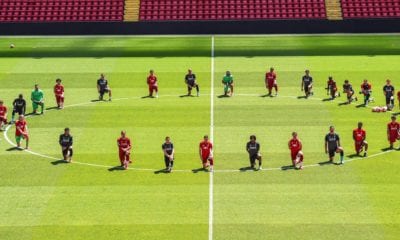 Jugadores del Liverpool de Inglaterra le rinden homenaje a George Floyd. Foto: Twitter Liverpool