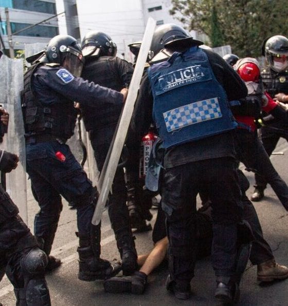 Detienen a policías que agredieron a joven durante protesta. Foto. Cuartosocuro
