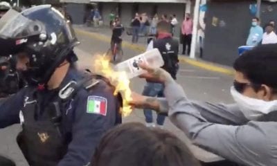 Muestran las imágenes del policía que fue quemado. Foto: Twitter