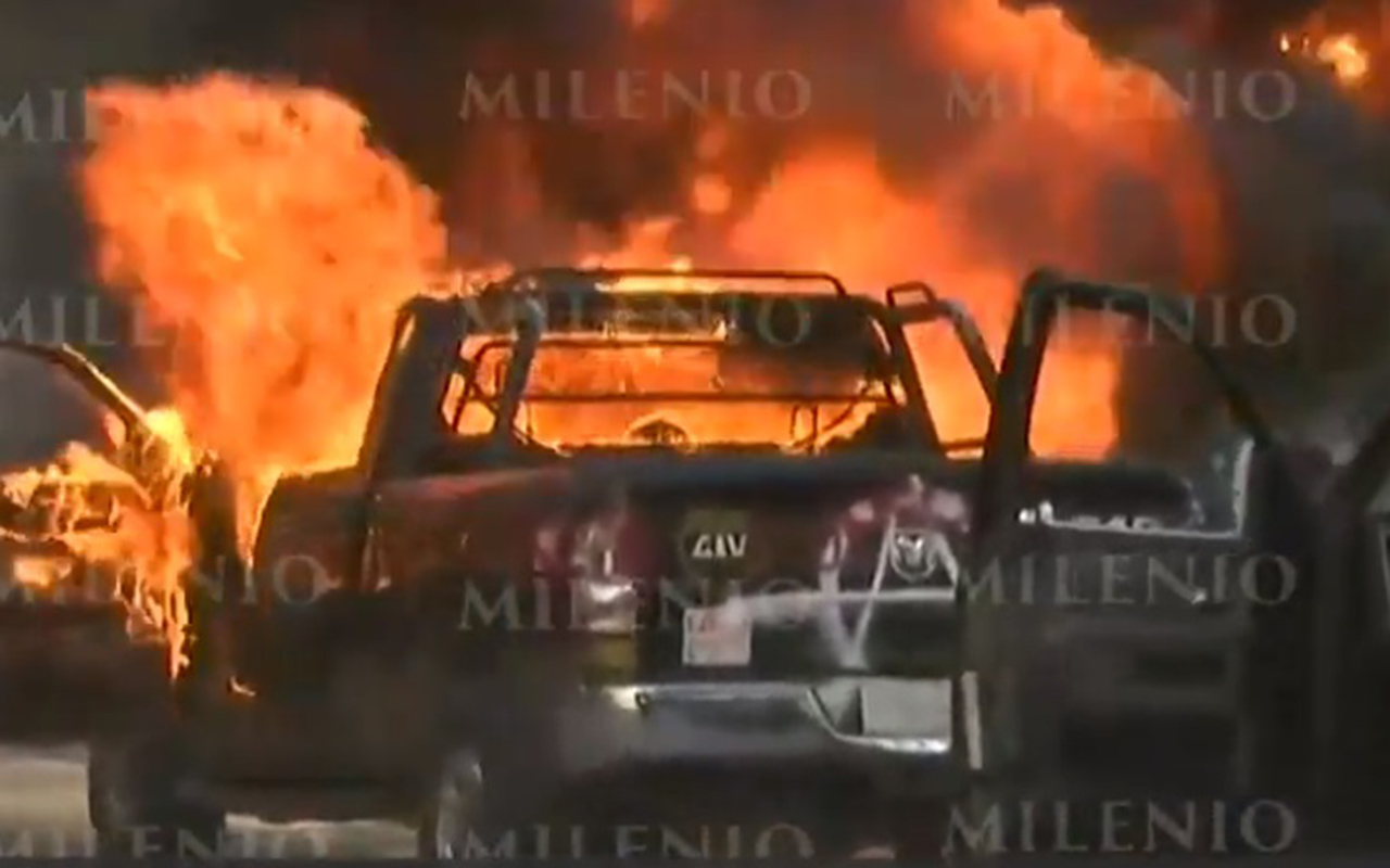 Incendian patrullas y pintan el Palacio de gobierno de Jalisco