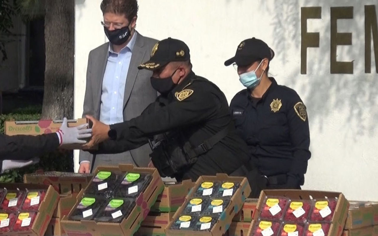 Donan 10 mil empaques de frutos rojos a mujeres policías de la CDMX