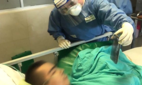 Madre reanima a hijo con discapacidad con COVID-19