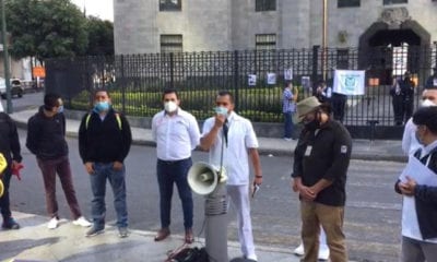 Médicos denuncian que director del IMSS se realizó 6 pruebas de Covid